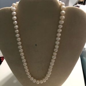 White pearl strand necklace